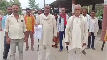 कोलगवां के लालपुर में दबंग ने पुश्तैनी रास्ते पर ट्रैक्टर चलाकर किया कब्जा, ग्रामीणों ने कलेक्ट्रेट में सौंपा ज्ञापन