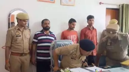 माधौगढ़: सरावन गांव निवासी व्यक्ति की हत्या करने वाले आरोपी तीन पुलिस के हत्थे चढ़े,सीओ ने किया खुलासा और भेजा जेल