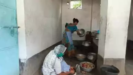 পূর্বস্থলী ১: পাবলিক অ্যাপের খবরের জের, কিশোরীগঞ্জ মনমোহনপুর অবৈতনিক প্রাথমিক বিদ্যালয়ে ধর্মের ভাগাভাগি ভেঙে একসাথে শুরু মিড ডে মিল