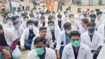 मेदिनीनगर (डालटनगंज): मेदिनीराय मेडिकल कॉलेज हॉस्पिटल के प्राचार्य के खिलाफ जूनियर डॉक्टरों का प्रदर्शन, हटाने की मांग