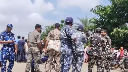 বড়ঞা: আন্দিতে মৃতদেহ রাস্তায় রেখে পথ অবরোধ করে বিক্ষোভ মৃতের পরিবারের, ঘটনাস্থলে সাংবাদিককে আটকে রেখে হেনস্থা