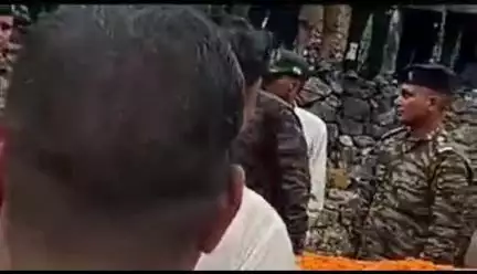 नरेन्द्रनगर: नरेंद्र नगर विधानसभा के अंतर्गत जवान के शहीद होने के बाद की गई सैन्य सम्मान के साथ अंत्येष् कंडारी गांव निवासी था जवान
