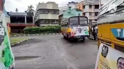 ঠাকুরপুকুর-মহেশতলা: অভিষেক বন্দ্যোপাধ্যায়ের নিঃশব্দ বিপ্লব অনুষ্ঠানে যোগদান করার জন্য মহেশতলা এলাকা থেকে রওনা TMC-র কর্মী সমর্থকদের