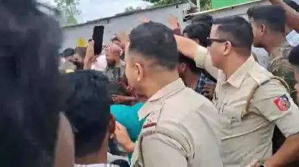 হেমতাবাদ: মাটির রাস্তা পাকা করার দাবিতে হেমতাবাদের গিয়াশিল এলাকায় রাজ্য সড়ক অবরোধ করে বিক্ষোভ স্থানীয় বাসিন্দাদের