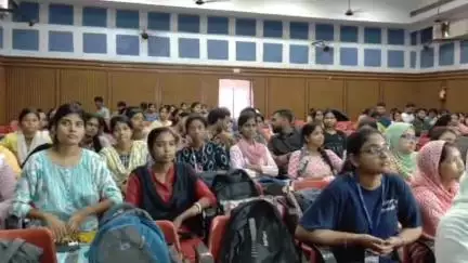 ইংরেজবাজার: রথবাড়ি এলাকায় মালদা কলেজ অডিটোরিয়ামে অনুষ্ঠিত হলো নাট্য সাহিত্য নিয়ে এক কর্মশালা