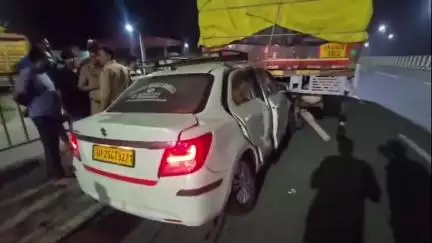 अमरोहा: गांव नीली खेड़ी के सामने NH 9 पर तेज रफ्तार कार डीसीएम के पीछे घसी, कार सवार दो लोग घायल अस्पताल में भर्ती
