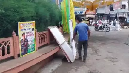 मंदसौर: गांधी चौराहा, बीपीएल चौराहा व अन्य मार्गों पर लगे अवैध बैनर-पोस्टर नगर पालिका टीम ने हटाए