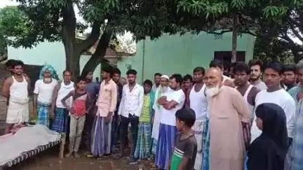 धोरैया: गौरा चौक के समीप अज्ञात वाहन के धक्के से मृत पड़े सांड से टकराकर सगुनिया गांव निवासी मछली व्यवसायी की हुई मौत