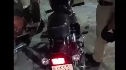 पिथौरागढ़: कोतवाली पुलिस ने नगर क्षेत्र में बुलेट से पटाखे जैसी आवाज निकालने वाले चालक का किया चालान