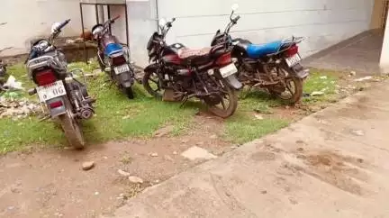 रीठी: रीठी पुलिस ने नशे में धुत्त तीन मोटरसाइकिल चालकों की मोटरसाइकिल मोटर व्हीकल एक्ट के तहत ज़ब्त की