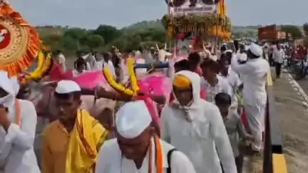 दोन दिवसीय मुक्कामानंतर मुक्ताबाईंची पालखी मांजरसुबा घाटातून पंढरपूरच्या दिशेने रवाना