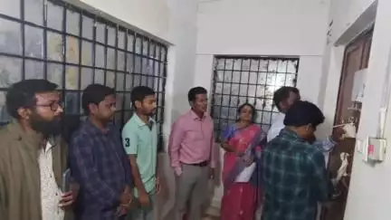 పాడేరులోని ప్రభుత్వ డిగ్రీ కళాశాలలో ఏర్పాటు చేసిన ఈవీఎం గోదామును తనిఖీ చేసిన జిల్లా కలెక్టర్ ఏఎస్ దినేష్ కుమార్