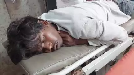 लोहरदगा: आरवन 5: बाइक सवार युवक तेज गति से पेड़ से टकराया, गंभीर रूप से घायल