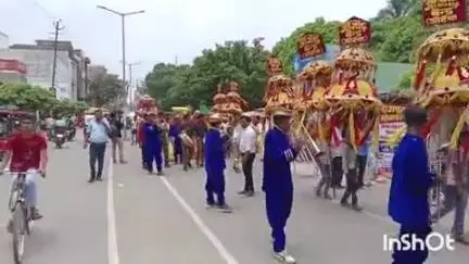 औरैया: शहर में गाजे-बाजे के साथ निकली भव्य कलश यात्रा, श्रीमद् भागवत कथा शुरू, श्रोताओं को कथा सुनाएंगे आचार्य मनोज अवस्थी