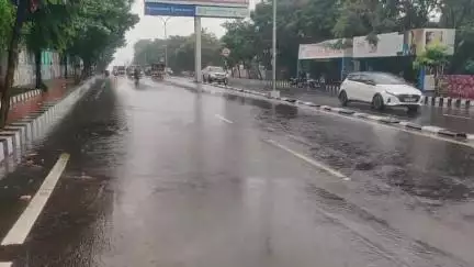 విశాఖపట్నం: బంగాళాఖాతంలో ఏర్పడిన కారణంగా విశాఖలో పలు ప్రాంతాల్లో వర్షాలు. అవస్థలు పడిన స్థానికులు, వాహనదారులు