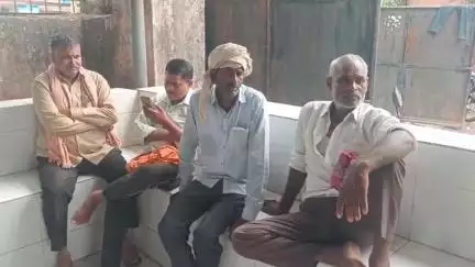 उन्नाव: चंद्रभाल खेड़ा गांव में छप्पर छाने के दौरान बिजली तार के करंट की चपेट में आकर महिला की मौके पर हुई मौत