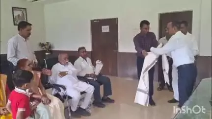 कोरबा: आपातकाल की 50वीं वर्षगांठ पर मीसा बंदियों का सम्मान, कलेक्टर अजीत वसंत ने किया शॉल और श्रीफल भेंट