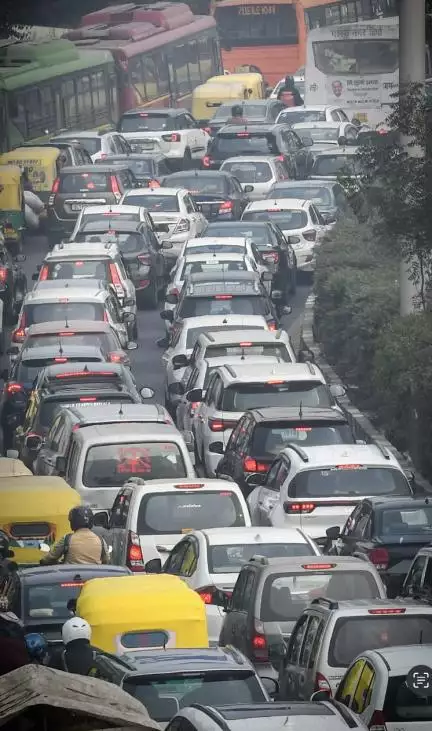 दिल्ली में 44% कार मालिक 1 जुलाई से लागू हो रहे नो-फ्यूल फॉर ओल्ड व्हीकल पॉलिसी के खिलाफ