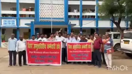 अरवल: समाहरणालय परिसर में बिहार अनुसचिवीय कर्मचारी संघ अरवल का काला बिल्ला प्रदर्शन, 10 सूत्री मांगों को लेकर प्रदर्शन
