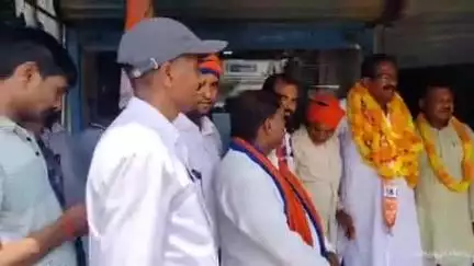 कोरांव: अपना दल एस के राष्ट्रीय सचिव राम जी सिंह पटेल को क्षेत्रीय रेलवे उपयोगकर्ता परामर्श समिति का सदस्य बनने पर मिल रही बधाई