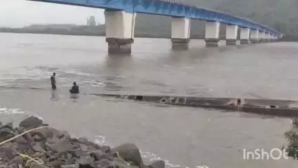 अलिबाग: रेवदंडा पुलानजीक बुडालेली ती धोकादायक बार्ज हटविण्याची प्रक्रिया सुरू