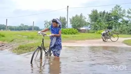 হেলেম: গহপুৰত গড়কাপ্তানী পথৰ মাজত সৃষ্টি হোৱা পুখুৰীসদৃশ জৰাজীৰ্ণ গাঁতৰ বাবে সহস্ৰাধিক লোকৰ দুৰ্ভোগ #jansamasya