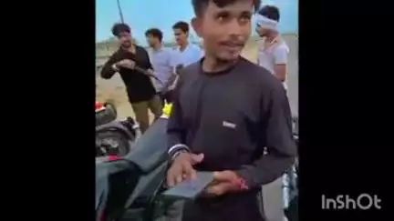कोल: डिफेंस कॉरिडोर के पास दबंगों ने बाइकों से रोड ब्लॉक कर मनाई बर्थडे पार्टी, तलवार से केक काटा, वीडियो वायरल
