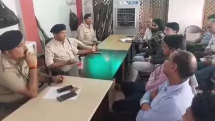 शुजालपुर: शुजालपुर के मंडी थाना परिसर में SDOP ने स्कूल बस चालकों के साथ की बैठक, यातायात नियमों को लेकर दी जानकारी