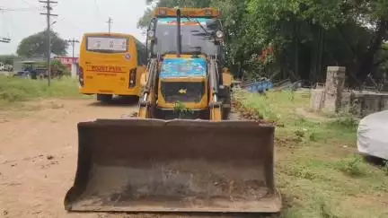 கண்டச்சிபுரம்: ஆற்காடு கிராம பகுதியில்  தினந்தோறும் உரிய அனுமதியின்றி சட்ட விரோதமாக வண்டல் மண் திருடிய 3 டிராக்டர் டிப்பர் ஜேசிபி இயந்திரம் பறிமுதல் செய்து போலீசார்