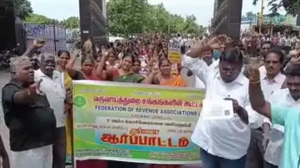 நாமக்கல்: ஆட்சியர் அலுவலகத்தில் 7 அம்ச கோரிக்கைகளை வலியுறுத்தி வருவாய்த் துறையினர் தர்ணா போராட்டம்