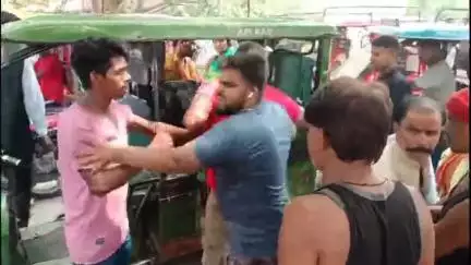 हरदोई: मेडिकल कॉलेज गेट पर महिला से अभद्रता करने वाले ऑटो चालक को लोगों ने पीटा, पुलिस ने किया हिरासत में