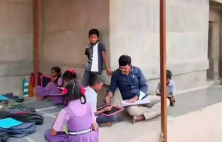 ఉరవకొండ: శీర్పి గ్రామంలో శిథిలావస్థకు చేరిన ఎంపీపీ పాఠశాల: వీరభద్ర స్వామి ఆలయం అరుగు మీద పాఠాలు  బోధిస్తున్న ఉపాధ్యాయులు