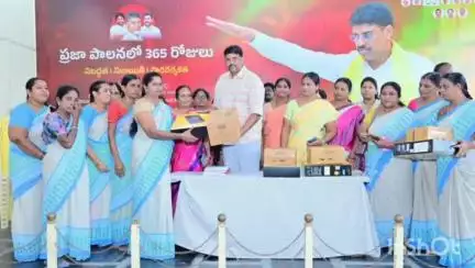 బాపట్లలో అంగన్వాడీ కార్యకర్తలకు వంట సామాగ్రిని, ప్రీ స్కూల్ బుక్స్ ను పంపిణీ  చేసిన ఎమ్మెల్యే నరేంద్ర వర్మ రాజు