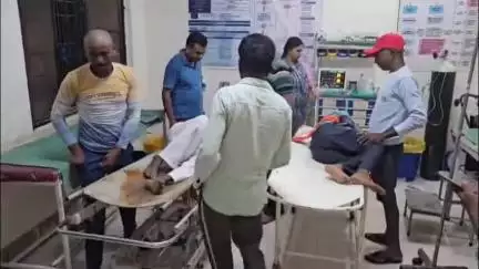 मोठ: पूँछ थाना क्षेत्र के सलेमापुर के समीप असंतुलित होकर गिरने से बाइक सवार 2 लोग घायल, झाँसी रेफर