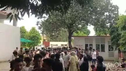 बहराइच: शादाब के हत्यारों को फांसी की मांग और फरार अभियुक्तों की गिरफ्तारी के लिए परिवार के लोग पहुंचे कोतवाली देहात