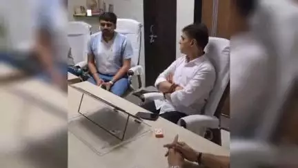 કામરેજ: વરસાદને લઈને કામરેજ તાલુકા પંચાયત ખાતે મંત્રી પ્રફુલ ભાઈએ અધિકારીઓ અને આગેવાનો સાથે બેઠક યોજી.