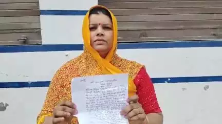बिधूना: अछल्दा क्षेत्र के बैलीपुर गांव निवासी महिला ने दीवार तोड़ने और घर में घुसकर तोड़फोड़ करने का लगाया आरोप