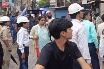 कांके: रांची के हनुमान मंदिर के पास रांची नगर निगम का अतिक्रमण हटाओ अभियान