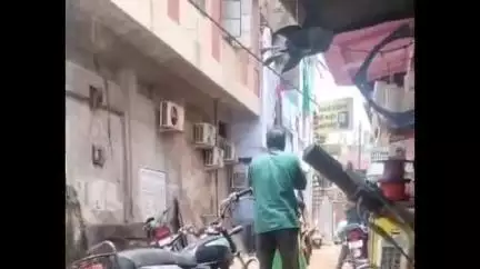 शिवपुरी नगर: ओरिएंटल बैंक के पास बीच बाजार में महिला ने युवक को चप्पलों से पीटा, वीडियो सोशल मीडिया पर वायरल