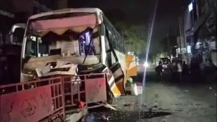 सागर नगर: मकरोनिया चौराहा पर यात्री बस डिवाइडर से टकराई