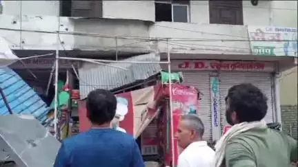 लाडपुरा: कोटा शहर के रेलवे स्टेशन क्षेत्र में एक पुरानी जर्जर इमारत का छज्जा गिरने से बड़ा हादसा टला, कोई जनहानी नहीं हुई
