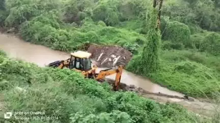 బూర్గంపహాడ్: అక్రమ ఇసుక అరికట్టేందుకు ఇసుక ర్యాంపు వద్ద కందకాలు తీసిన రెవిన్యూ సిబ్బంది