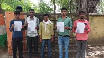 मैनपुरी: करहल क्षेत्र में खाद के गड्ढों पर दबंगों द्वारा किए जा रहे कब्जे को लेकर ग्रामीणों ने डीएम से की शिकायत
