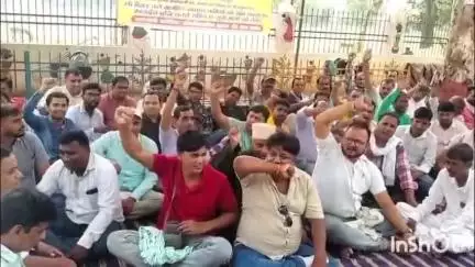 आरा: इंदिरा आवास सहायक द्वारा अनिश्चितकालीन धरना जिला अधिकारी कार्यालय के सामने आयोजित किया गया