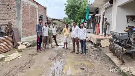 मंदसौर: गांव संजीत के वार्ड 8 में कीचड़ से भरा मार्ग, ग्रामीणों को आने-जाने में हो रही परेशानी