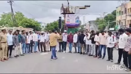 వరంగల్ MGM కూడలిలో జర్నలిస్టులపై దాడిని ఖండిస్తూ పాత్రికేయుల నిరసన