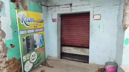 தேன்கனிகோட்டை: அக்கொண்டப்பள்ளியில் செல்போன் கடையின் பூட்டை உடைத்து ₹2 லட்சம் மதிப்பிலான செல்போன்கள் திருட்டு