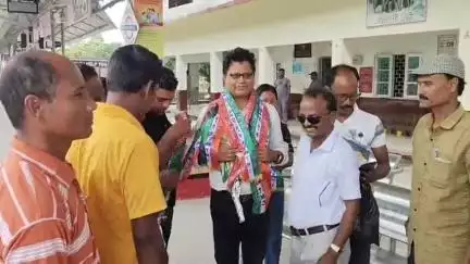 ফালাকাটা: কিষাণ তৃণমূলের জেলা সভাপতির দ্বায়িত্ব নিয়ে বুধবার কলকাতা থেকে ফিরলেন ফালাকাটার শিবনাথপুরের প্রসেনজিৎ রায়