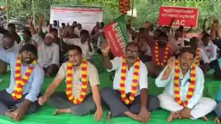 50 రోజులుగా నిరసన చేస్తున్నా ప్రభుత్వం పట్టించుకోవడం లేదు: మున్సిపల్ ఇంజనీరింగ్ కార్మికులు
