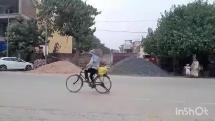 औरैया: शहर में जगह-जगह सड़क किनारे लगे मोरम और गिट्टी के ढेर से लोग परेशान, डीएम के आदेश पर भी नहीं हुई कार्रवाई #jansamasya